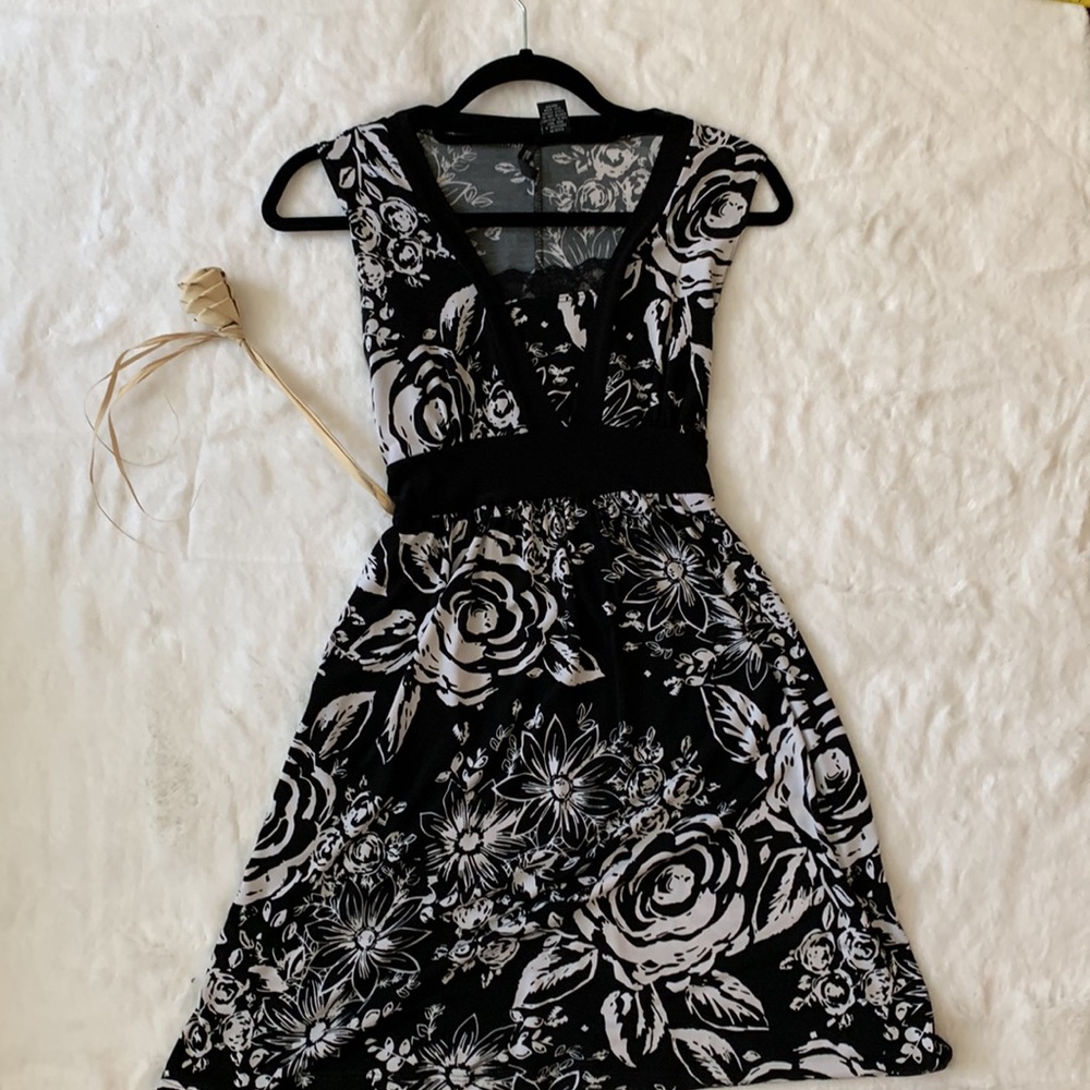 🌺 2 for $23🌺 Black and White Floral Sleeveless Mini Dress